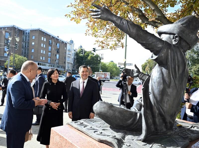 президент и скульптура
