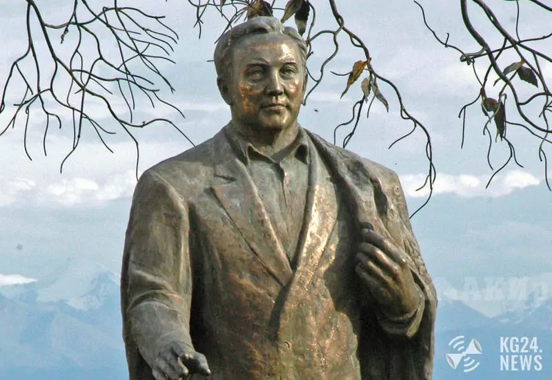 Памятник Назарбаеву