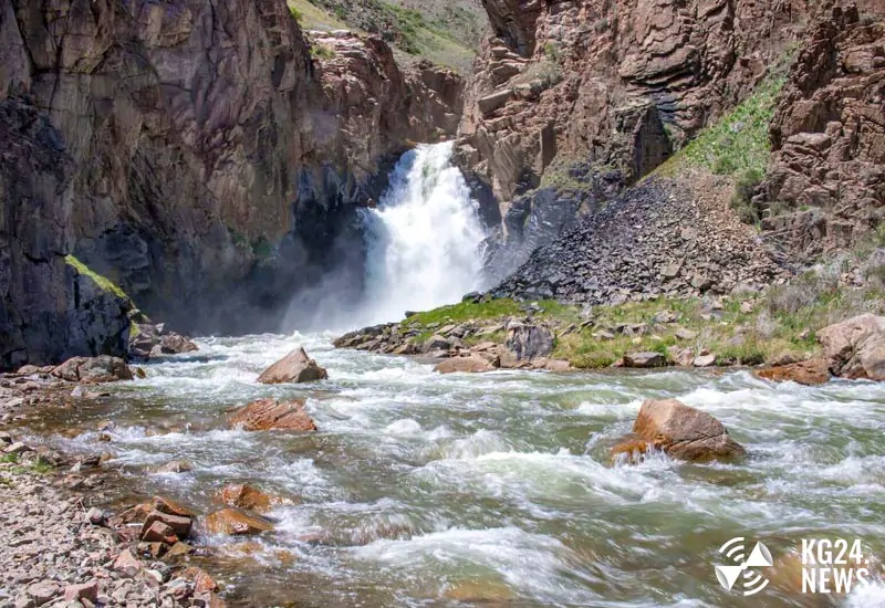 Водопад 33 попугая