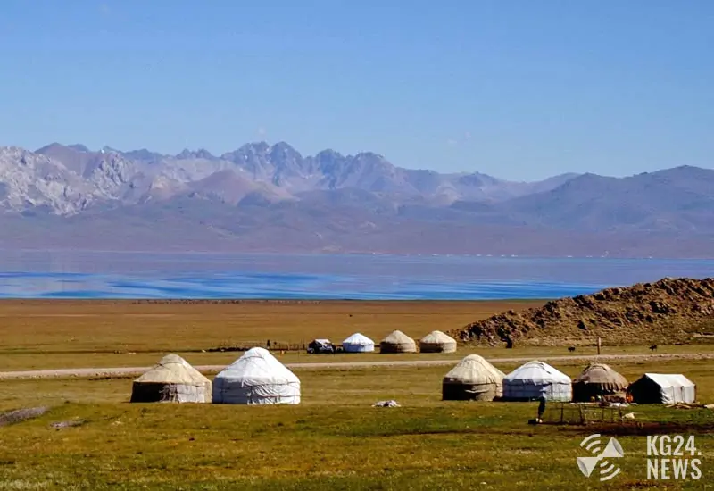 Юрточный лагерь у озера