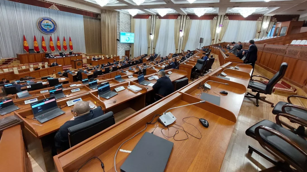 Кыргызстан окончательно принял закон об иноагентах