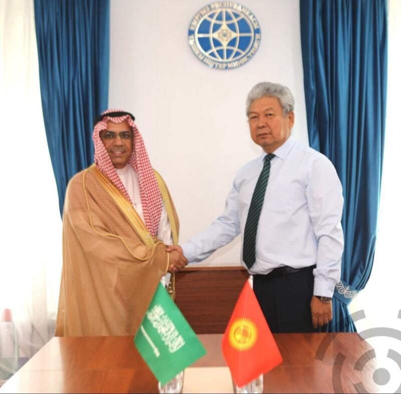 Замминистра иностранных дел КР Авазбек Атаханов с послом Саудовской Аравии в КР Ибрахимом бин Ради Аль-Ради.