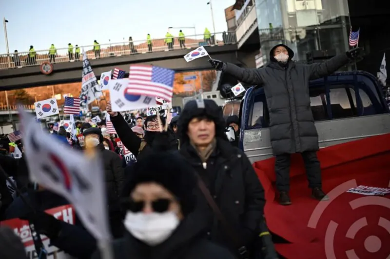 Сторонники отстраненного от власти президента Южной Кореи Юн Сок Ёля собрались возле его резиденции в Сеуле 3 января.