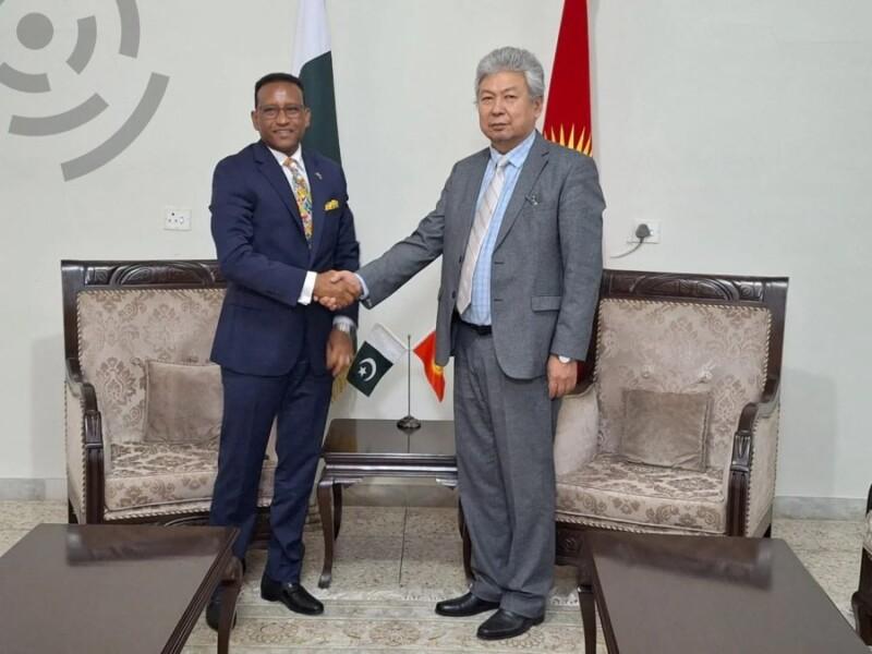 Посол Кыргызстана в Пакистане Авазбек Атаханов с послом Эфиопии Жемалом Бекером Абдулой