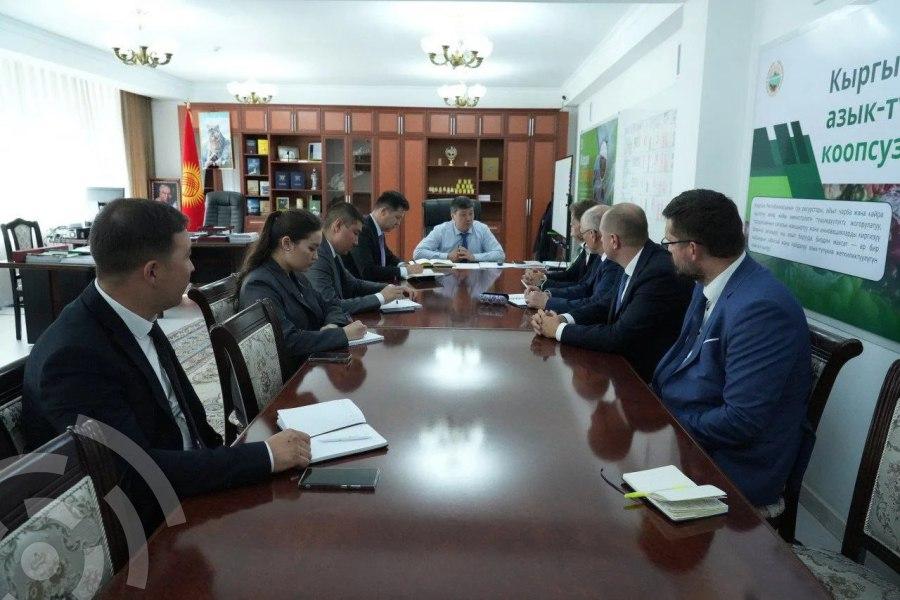 Министр водных ресурсов КР Бакыт Торобаев с представителями венгерского консорциума H2O и с послом Венгрии в КР.