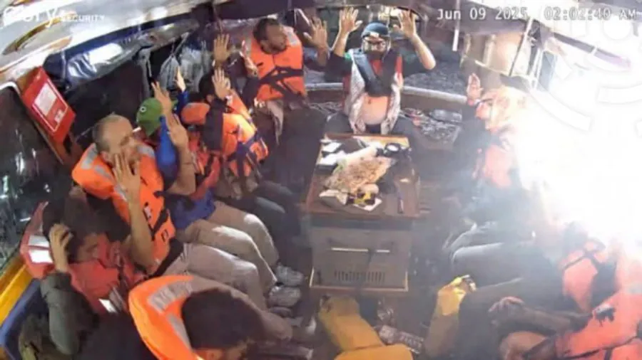 Израильские военные остановили судно с Гретой Тунберг и гуманитарной помощью для Газы в международных водах. Активисты сообщают, что дроны распылили над судном неизвестное вещество.