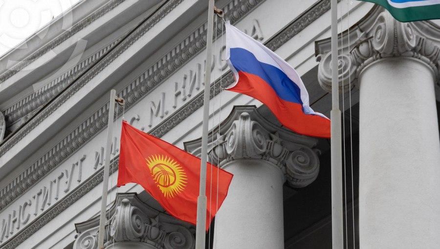 Флаги Кыргызстана и России