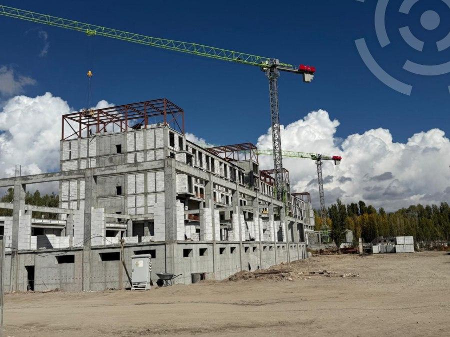Азербайджан завершит строительство пятизвёздочного отеля на Иссык-Куле к лету 2026 года На побережье Иссык-Куля активно продвигается строительство нового пятизвёздочного отеля, реализуемого при участии азербайджанских инвесторов. Как сообщили в Национальном агентстве по инвестициям при президенте Кыргызстана, проект имеет стратегическое значение для развития туристической инфраструктуры региона и привлечения иностранных инвестиций. 8 октября заместитель директора агентства Дамир Бикулов посетил строительную площадку, где ознакомился с ходом работ и обсудил дальнейшие планы с представителями компании-застройщика. Он отметил, что реализация проекта ведётся в соответствии с графиком, а взаимодействие между кыргызской и азербайджанской сторонами отличается высоким уровнем организации и взаимопонимания. Отель возводится на земельном участке площадью 17,2 гектара. Семь этажей нового гостиничного комплекса займут 29,9 тысячи квадратных метров, где разместятся более 120 номеров разных категорий — от стандартных до люксов. Для гостей предусмотрена современная инфраструктура: крытый и открытый бассейны, хамам, бары, аквапарк, боулинг-зал и футбольное поле. Таким образом, отель будет ориентирован не только на пляжный отдых, но и на семейных туристов и корпоративные мероприятия. Одним из приоритетов проекта является развитие человеческого капитала. Для обеспечения высокого уровня сервиса планируется подготовка кыргызстанских специалистов в Азербайджане, где они смогут пройти обучение по международным стандартам гостиничного обслуживания. Уже на этапе строительства создано около 200 рабочих мест, а после открытия комплекса количество сотрудников значительно возрастёт. Азербайджанская сторона намерена завершить строительство и ввести объект в эксплуатацию к концу второго квартала 2026 года. Новый отель станет одним из крупнейших и самых современных туристических объектов Иссык-Кульского региона, способствуя росту туристического потока, созданию новых рабочих мест и укреплению экономических связей между Кыргызстаном и Азербайджаном. Эксперты отмечают, что подобные проекты повышают инвестиционную привлекательность Иссык-Куля и укрепляют его статус как международного курорта Центральной Азии. Благодаря сотрудничеству с зарубежными партнёрами регион получает не только новые объекты инфраструктуры, но и возможности для внедрения современных стандартов сервиса, что в долгосрочной перспективе способствует развитию туризма и экономики страны.