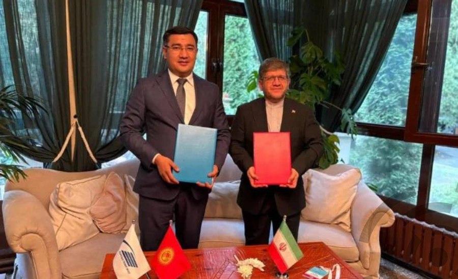 Генеральный директор ГП «НК «Кыргыз темир жолу» при Министерстве транспорта и коммуникаций КР Азамат Сакиев, со стороны Ирана