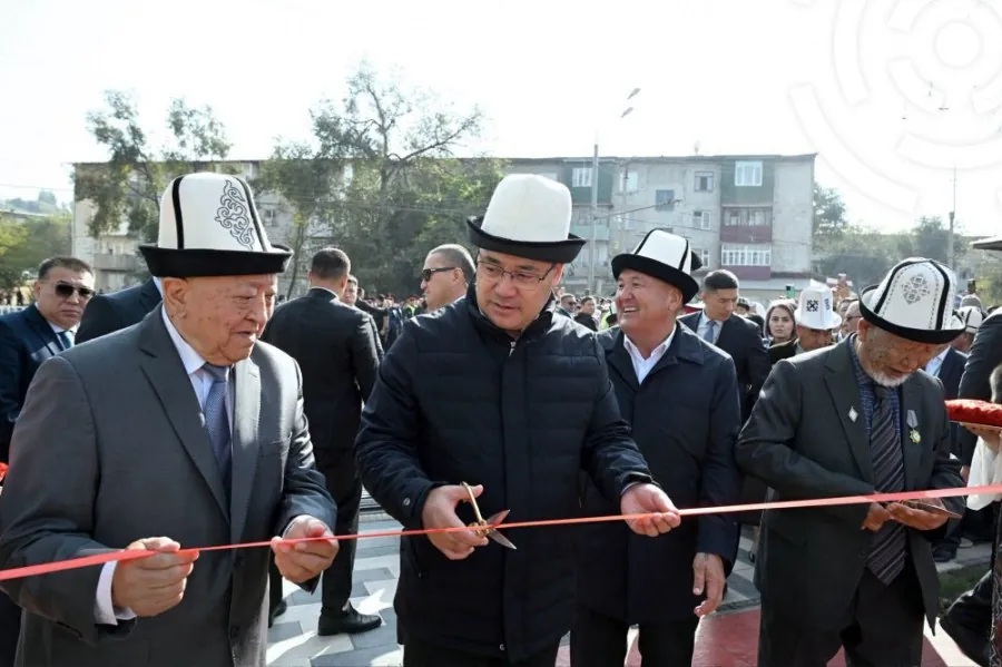 Парк с воркаут-зоной и футбольным полем открыл президент КР