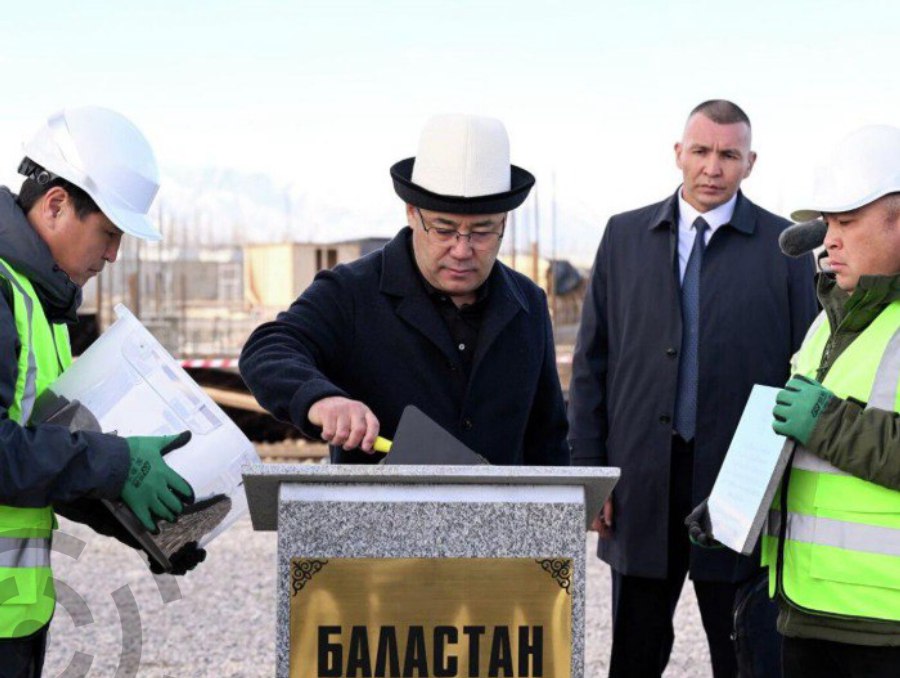 Садыр Жапаров закладывает капсулу