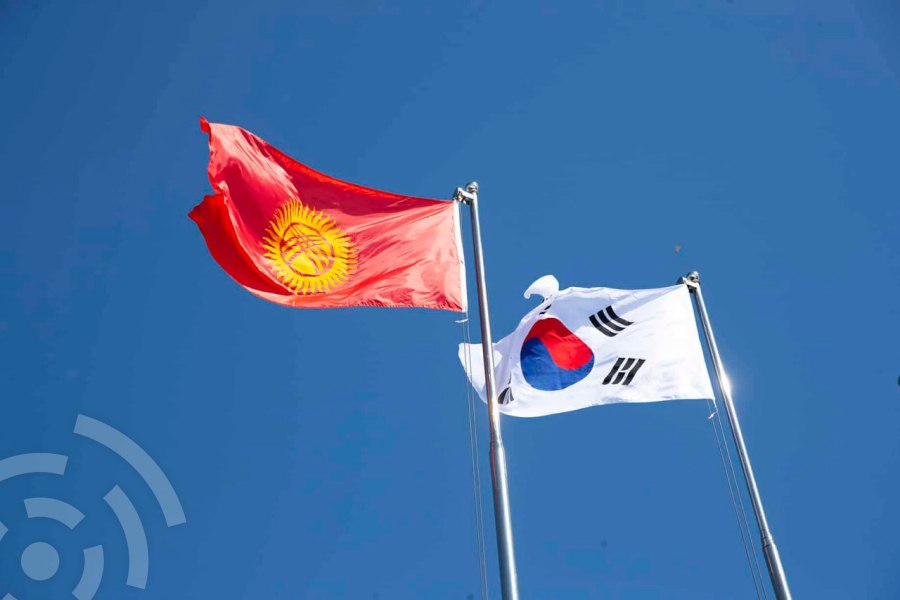 Флаги Кыргызстана и Южной Кореи