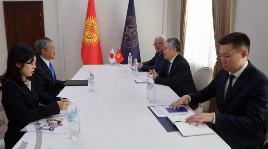 Министр иностранных дел Кыргызстана Жээнбек Кулубаев провёл встречу с чрезвычайным и полномочным послом Японии Года Хидэки по случаю завершения его дипломатической миссии в стране