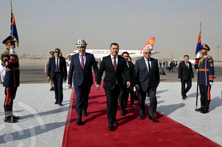 Садыр Жапаров в аэропорту Каира