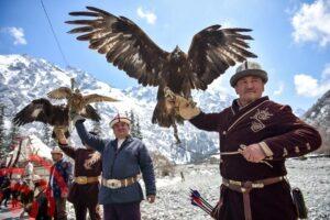 От цифрового Шелкового пути до охоты с беркутами: как Джастин Сан покорял Кыргызстан