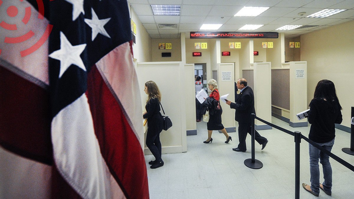 Госдеп США остановил запись на визовые собеседования по всему миру